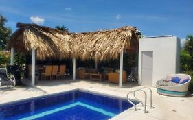 SANTORINI Villa con Piscina, Jacuzzi y Kiosko Privado en Girardot